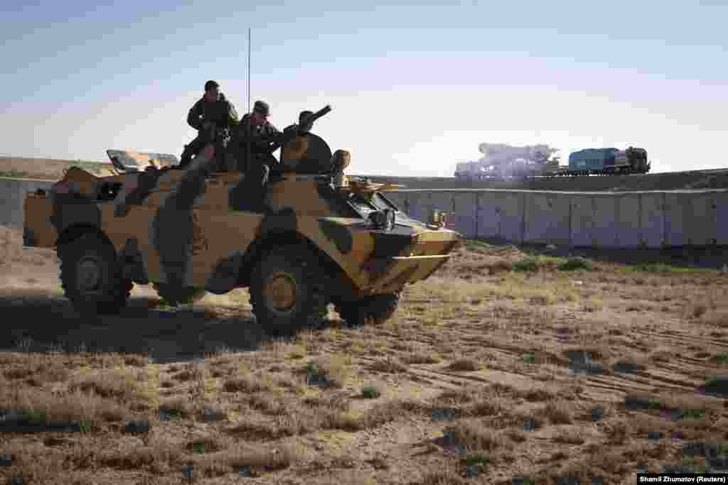 Російські військові на бронемашині спостерігають за перевезенням ракети на стартовий майданчик. Байконур ретельно охороняється, оскільки вважається однією з можливих цілей терористичних атак