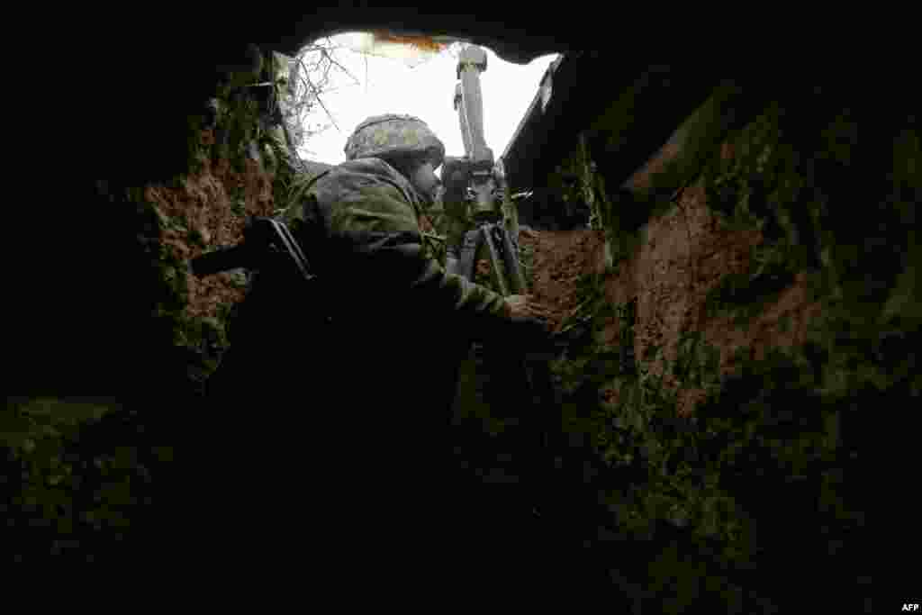 Egy ukrán katona tartja a pozícióját&nbsp;Avgyijivka közelében, az ukrán katonák és az oroszok által támogatott szakadárok között húzódó frontvonalon. &nbsp;