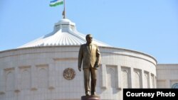 Памятник первому президенту Узбекистана Исламу Каримову у резиденции "Аксарай" в Ташкенте.