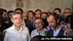 (از راست)‌حمید بقایی، محمود احمدی نژاد و اسفندیار رحیم مشایی پس از آزادی بقایی از زندان