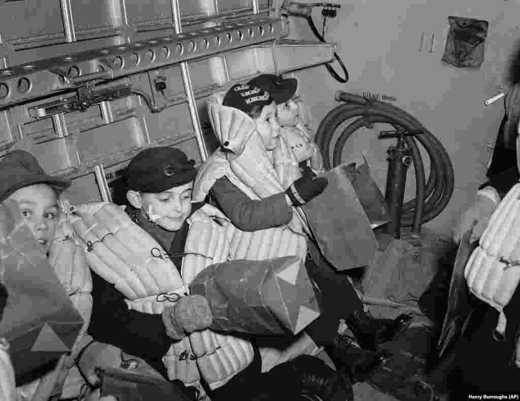 Copiii stau într-un hidroavion RAF Sunderland înainte de decolare, la 25 noiembrie 1948. Ei se îndreptau spre zona de ocupație britanică, unde au rămas până la ridicarea blocadei sovietice. Un program pentru a-i scuti pe copii de frigul aspru al iernii, când combustibilul era foarte scump, a fost înființat de oficialii germani, americani și britanici din domeniul asistenței sociale. Mai mult de 2000 de copii au fost transportați cu avionul în aproximativ două luni.