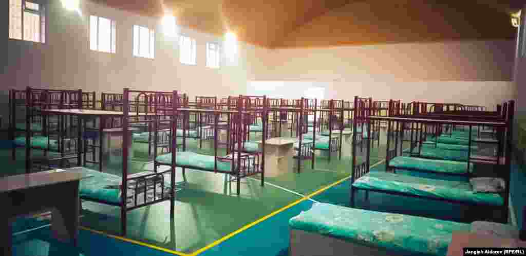 Баткен облусунда күндүзгү стационар үчүн 1000ден ашуун орун даярдалууда.&nbsp;Өкмөттүн аталган облустагы өкүлчүлүгүнүн маалыматына караганда, бул аймактын ар бир район, шаарында кошумча 200дөн орунга ылайыкташкан стационарлар ачылат. Учурда Кызыл-Кыя шаары жана Лейлек райондорунда орундуктар даяр болду.&nbsp;