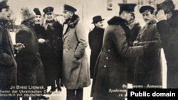 Представники України спілкуються із німецькими офіцерами. 1918 рік