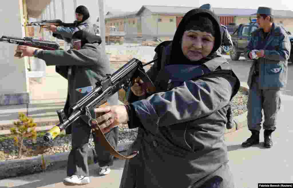 Припаднички на авганистанската национална полиција за време на вежбата. (Мазар-е Шариф, 11 декември 2012 година)