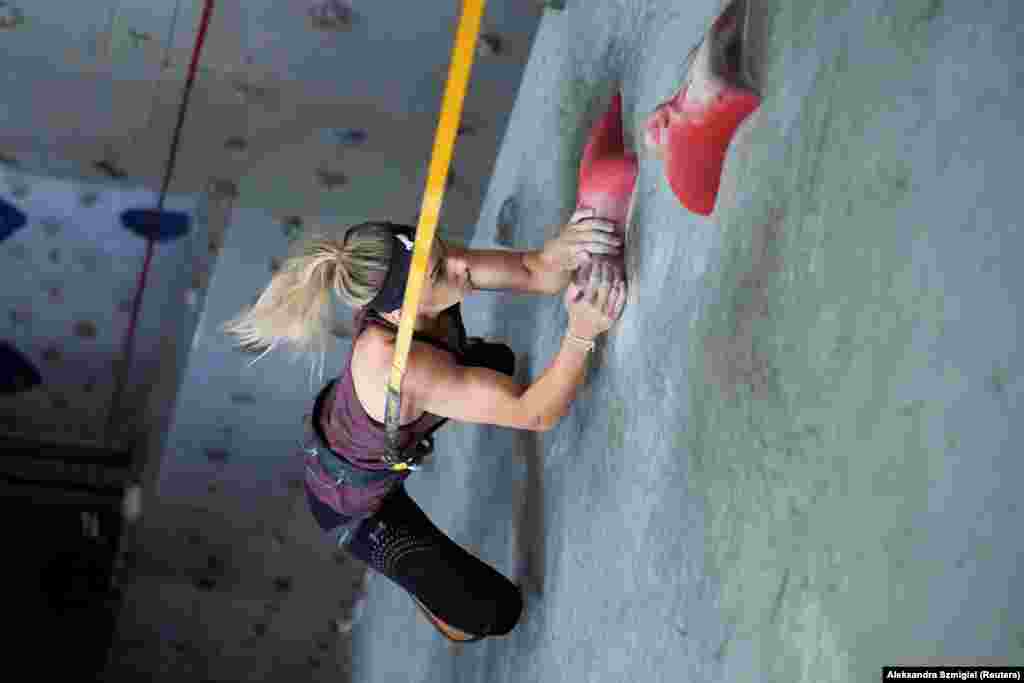 A sportmászásnak három szakága van: gyorsmászás, boulder és nehézségi mászás. A versenyzőknek mindhárom versenyszámban bizonyítaniuk kell az idei olimpián. Ezen a képen a lengyel&nbsp;Aleksandra Mirosław készül
