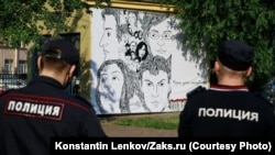 Az aktivisták által kifüggesztett képen meggyilkolt orosz politikusok és újságírók arcképei láthatók Szentpéterváron