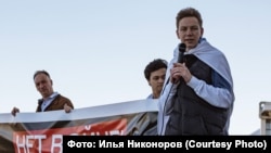 Марк Серов на митинге в Батуми в ноябре 2024 года. Автор фото: Илья Никоноров