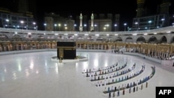 Într-o fotografie făcută pe 23 iunie, se pot vedea doar câțiva musulmani care se roagă la Kaaba, locul sfânt al islamului, în cadrul Marii Moschei din Mecca (Arabia Saudită). 