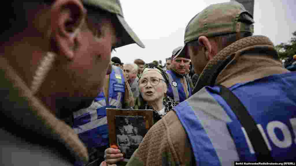 Усе ж між учасниками руху й націоналістами часто тривали словесні пересварки. Здебільшого лунало &laquo;Фашизм нє пройдьот!&raquo;, &laquo;Рашизм не пройде!&raquo;. Загалом у бік націоналістів лунали погрози
