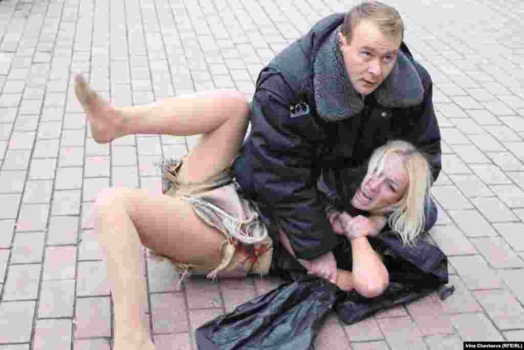 Активистки од организацијата Фемен со перформанс во Москва против изборните манипулации на парламентарните избори во Русија.