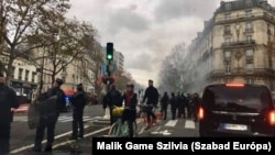 Sorfallal várják a rendőrök a sárgamellényes tüntetőket 2019. december 7-én Párizsban