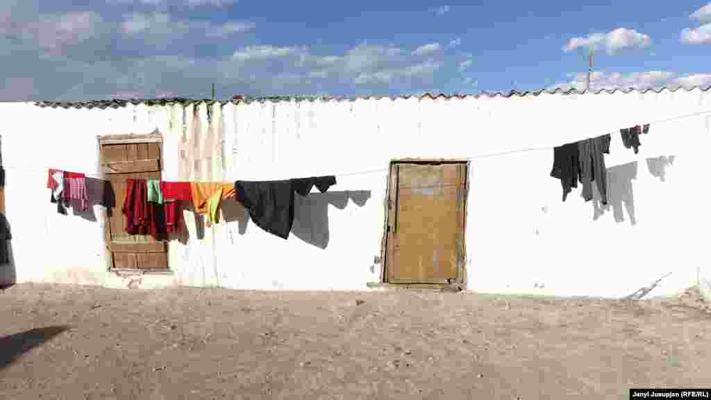 Аличордун көпчүлүк тургундары кыргыздар. Айрымдар тажик өкмөтүнүн кысымы сезилерин, жакында эле мектеп директорун иштен бошотуп, анын ордуна памирликти шайлашканына нааразылар бардыгын айтышат. &nbsp;