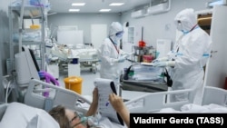 Орусияда коронавируска чалдыккан бейтап жана аны караган медкызматкерлер. Москва, 19-сентябрь, 2021-жыл.