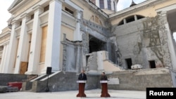 Пресконференція президента України Володимира Зеленського і премʼєр-міністра Греції Кірьякоса Міцотакіса на тлі руйнувань собору в Одесі, 6 березня 2024 року