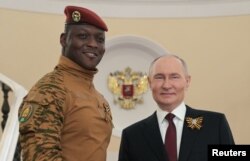 Лідер Буркіна-Фасо Ібрагім Траоре з президентом Росії Володимиром Путіним перед військовим парадом на честь перемоги у Другій світовій війні в Москві, 9 травня 2025 року