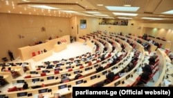 Финальное голосование по поправкам намечено на субботу, 14 июля, в ходе внеочередного заседания парламента