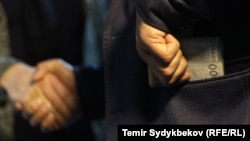 Иллюстративное фото на тему коррупции.