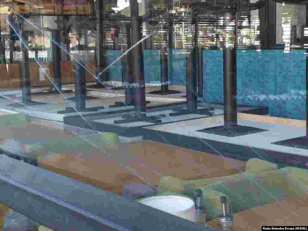 Затворени кафулиња и ресторани во Градскиот трговски центар во Скопје поради пандемијата на коронавирус