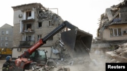 Rescue workers dig through the rubble in Selydove on November 15.