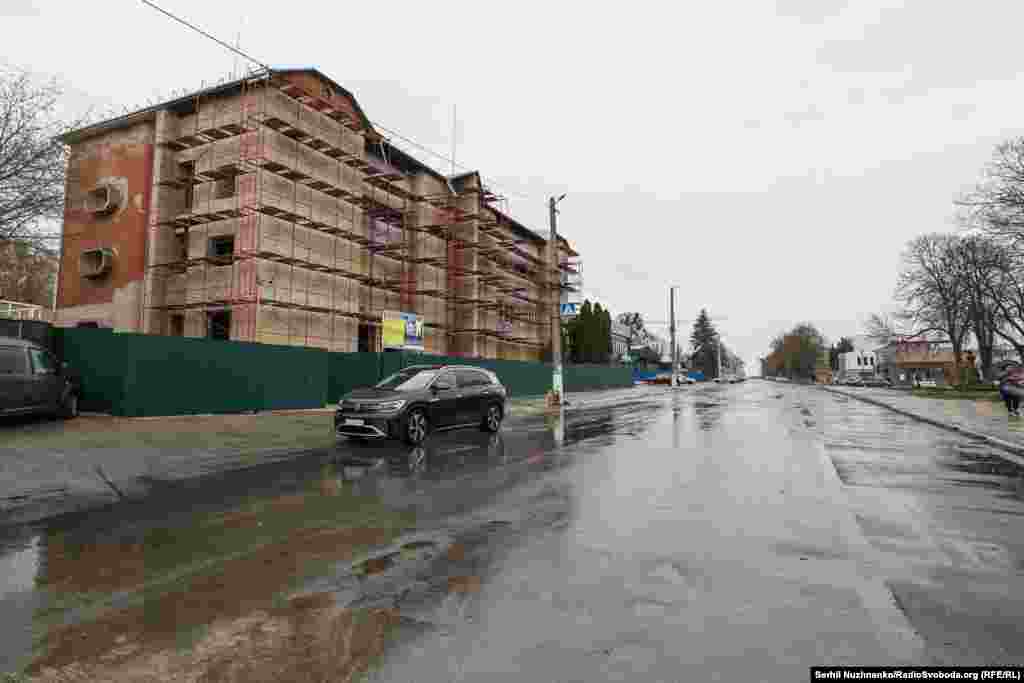 Пошкоджена будівля «Укрпошти» квітень 2022 року / Праворуч – квітень 2025 року