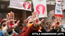 A Színház- és Filmművészeti Egyetem diákjai az intézmény épülete előtt 2020. november 10-én.