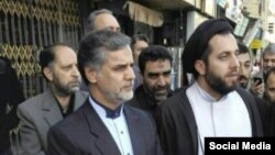  حسین نقوی حسینی، نماینده اصولگرای ورامین، در مقابل محل همایش اصلاح طلبان