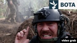 Gazetari i REL-it Maryan Kushnir, duke raportuar nga vijat e frontit në Harkiv të Ukrainës. 