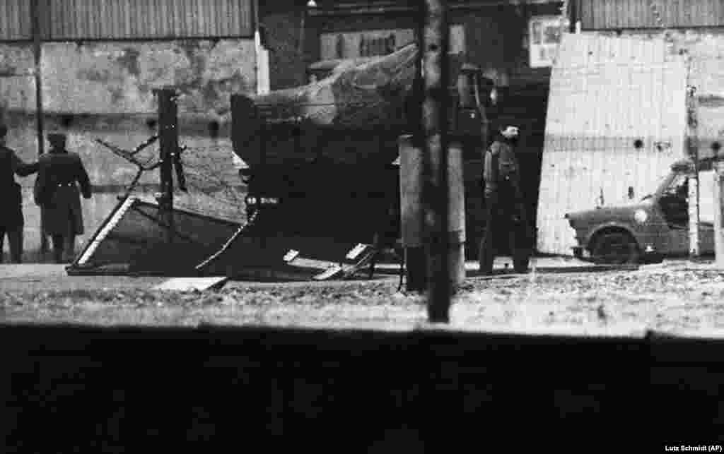 Попытки остановить людей, бегущих от &laquo;развитого социализма&raquo;, были постоянной борьбой для властей Восточной Германии. При этом обычные люди придумывали все новые способы бегства. Этот грузовик протаранил секцию Берлинской стены в феврале 1989 года. Трое находившихся внутри граждан ГДР выпрыгнули из него, надев гидрокостюмы, чтобы переплыть реку Шпрее. Двое успешно доплыли до Западного Берлина, а третий был пойман и оказался в заключении.