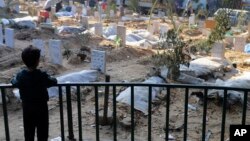 گورستانی در محوطۀ بیمارستان شفا در شهر غزه، ۳۱ دسامبر۲۰۲۳