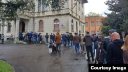 Coadă la o secție de votare din Parma, Italia, la alegerile prezidențiale și referendumul despre aderarea la Uniunea Europeană din 20 octombrie 2024. 