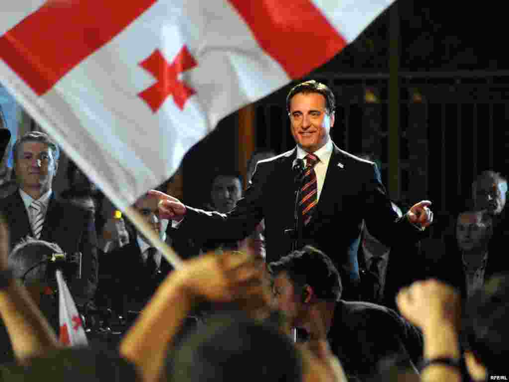 Америкалык актер Энди Гарсиа 2008-жылкы орус-груз согушу тууралуу тасмада Грузиянын президенти Михаил Саакашвилинин ролун ойноодо. 