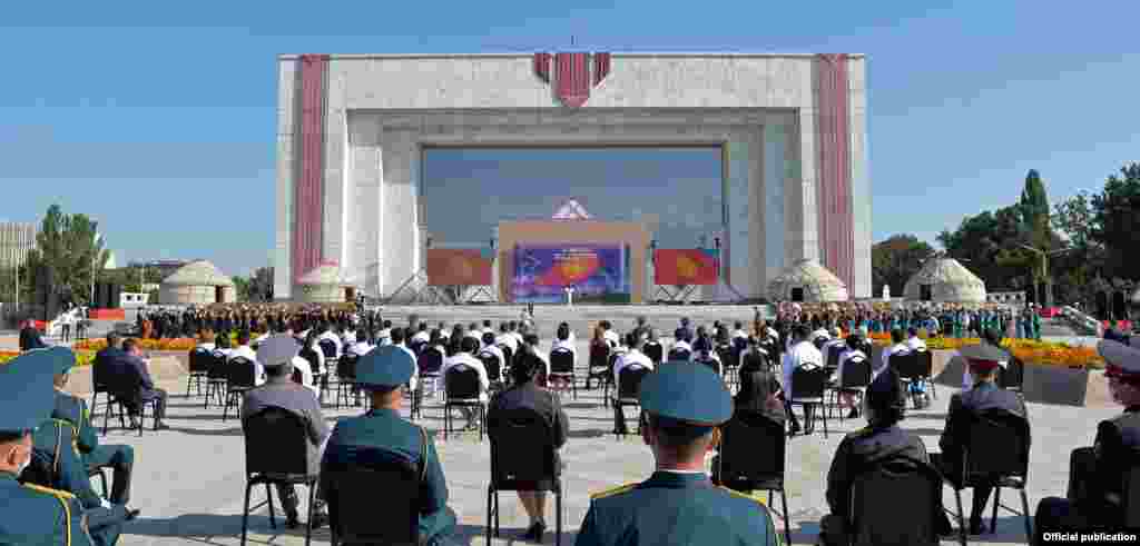 Эгемендиктин урматына уюшулган иш-чарага пандемия маалында оору менен күрөшкөн дарыгерлер, ыктыярчылар катышты.&nbsp;