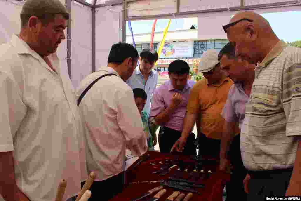 Иш-чарага келген коноктор С.Ибраимов атындагы Кыргыз драма театрынан тарта борбордук аянтка чейин жасалгаланган көчөнү аралап, байыркы Чыгыш маданияты менен таанышууда.