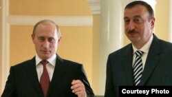 Президентҳои Русия ва Озарбойҷон, Владимир Путин (чап) ва Илҳом Алиев.