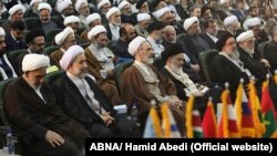 مراسم معارفه علی عباسی (نفر دوم از چپ) به عنوان رئیس جدید جامعه المصطفی در آبان ۹۷