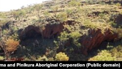 Батыш Австралия штатындагы кенге бай Пилбара чөлкөмүндөгү Жуукан капчыгайында 2020-жылдын 25-майына чейин сакталган ыйык делген үңкүрлүү жай.