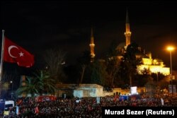 Mbështetësit e kryetarit të Stambollit, Ekrem Imamoglu, mblidhen pranë ndërtesës së Bashkisë Metropolitane të Stambollit për të protestuar kundër ndalimit të Imamoglu, 19 mars 2025.