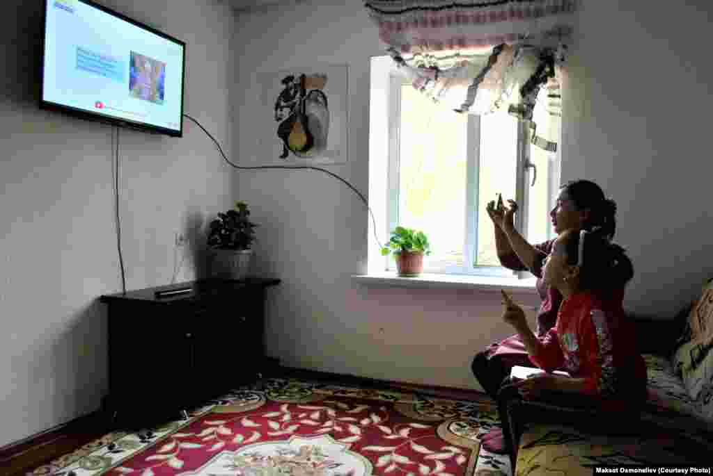 Быйыл 3-класста окуп жаткан Аэлита Токтоболотова Суусамырдын Кызыл-Ой айылында жашайт. &quot;Теле сабактарды апам экөөбүз көрөбүз. Апам сабактарды телефонуна видеого тартып алат. Аларды менен кийин кайра көрүп чыгам&quot;, - дейт окуучу кыз.&nbsp; &nbsp;