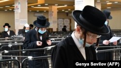 Хасиди моляться на могилі цадика Нахмана серед бар’єрів, які змушують їх до дистанціювання, Умань, 16 вересня 2020 року