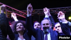 Оппозиция лидери Никол Пашинян аянттагы эл менен. 1-май, 2018-жыл.