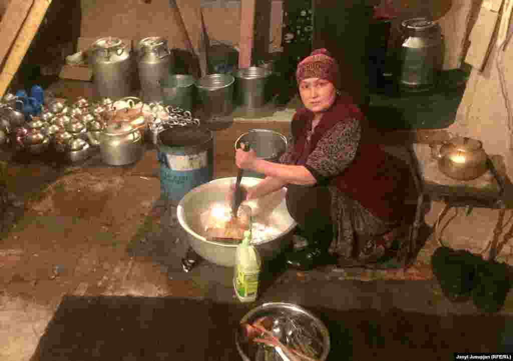 Андаз - жена менеджера чайханы Сурана. Она единственная женщина, которой можно посещать чайхану, но только для того, чтобы помыть посуду.&nbsp;