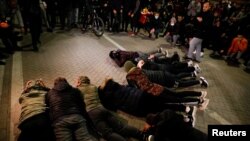 Protestuesit para sheshin kryesor të Tiranës.