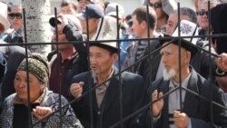 Сторонники Ташиева у здания Первомайского районного суда в Бишкеке, 29 марта