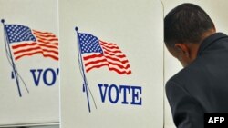 В США несколько штатов приняли законы, обязывающие жителей приходить на участки с удостоверением личности с фотографией.