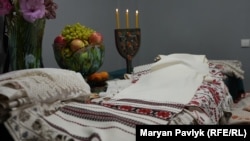 Українці вишивали і ткали рушники. Одна людина могла мати до 20 таких рушників і використовували їх у різних цілях