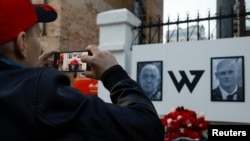 იმპროვიზირებული მემორიალი „ვაგნერის“ დაღუპული მეთაურების სახსოვრად