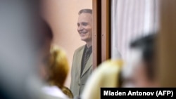  A Jehova Tanúit üldözik Oroszországban. A képen a vallási csoport egy dán tagja várja az ítéletet, egy nyugat-oroszországi bíróságon 2019-ben. 