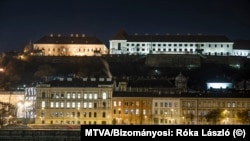 Jobbra fent a Karmelita kolostor épületében a Miniszterelnök Hivatal 2021. január 8-án