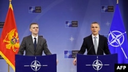 «Двери НАТО открыты, и сегодняшнее решение является тому доказательством», – заявил генсек НАТО Йенс Столтенберг, стоя рядом с министром иностранных дел Черногории Игорем Лукшичем. 28 стран НАТО согласились пригласить Черногорию стать 29-м членом альянса