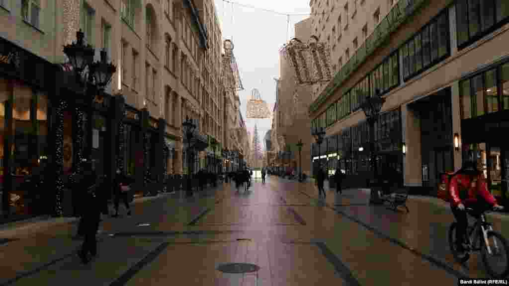 A budapesti fashion streetet is feldíszítették az ünnepi időszakra. A Vörösmarty téren azonban idén elmarad a karácsonyi vásár.